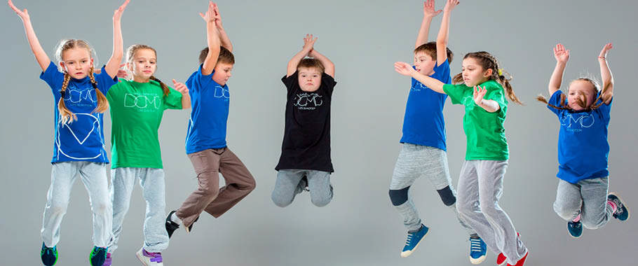 modelfoto af børn der hopper